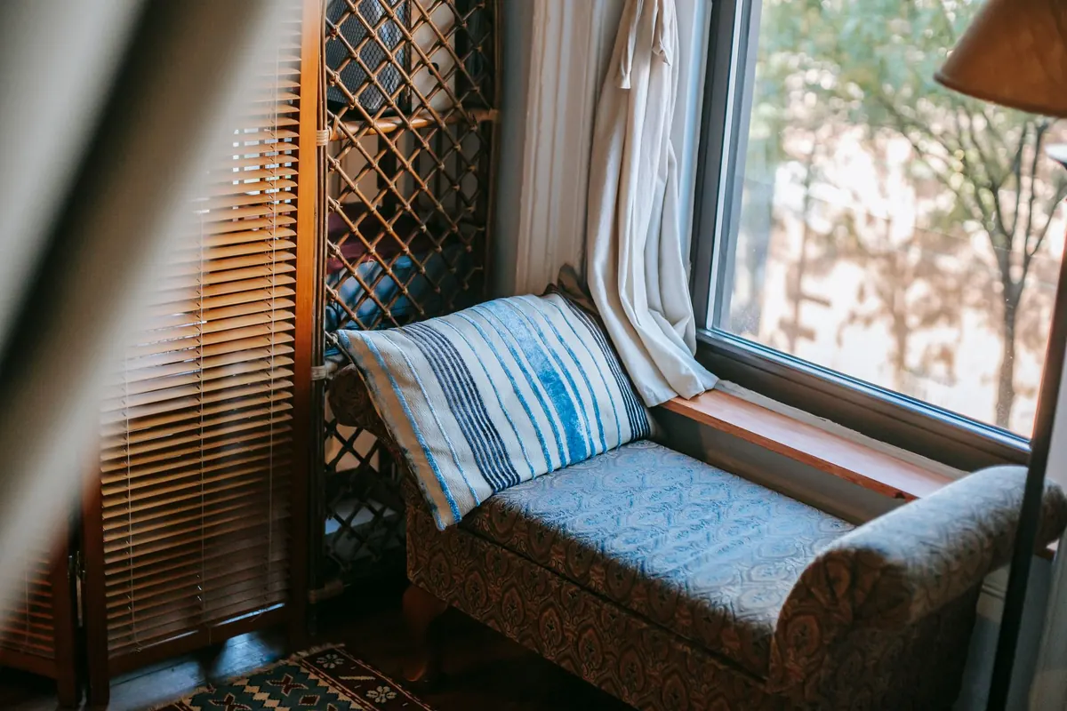 How to Create a Cosy Reading Nook Around a Fireplace